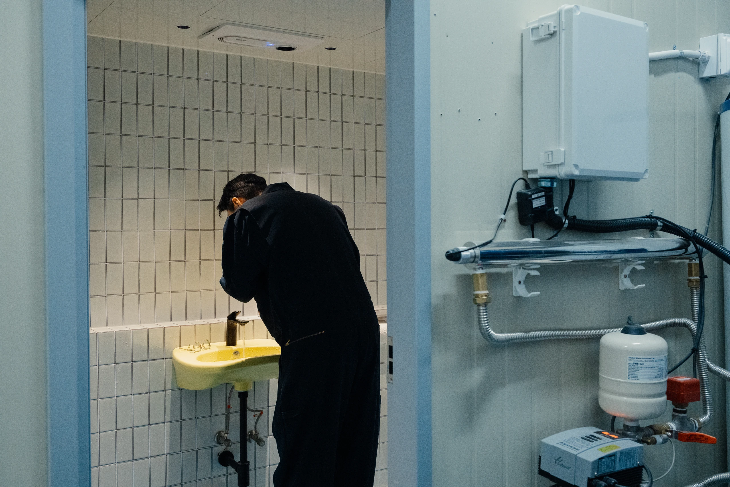 아침 알 수거를 마치고 나서야, 묻은 먼지를 씻어냅니다.