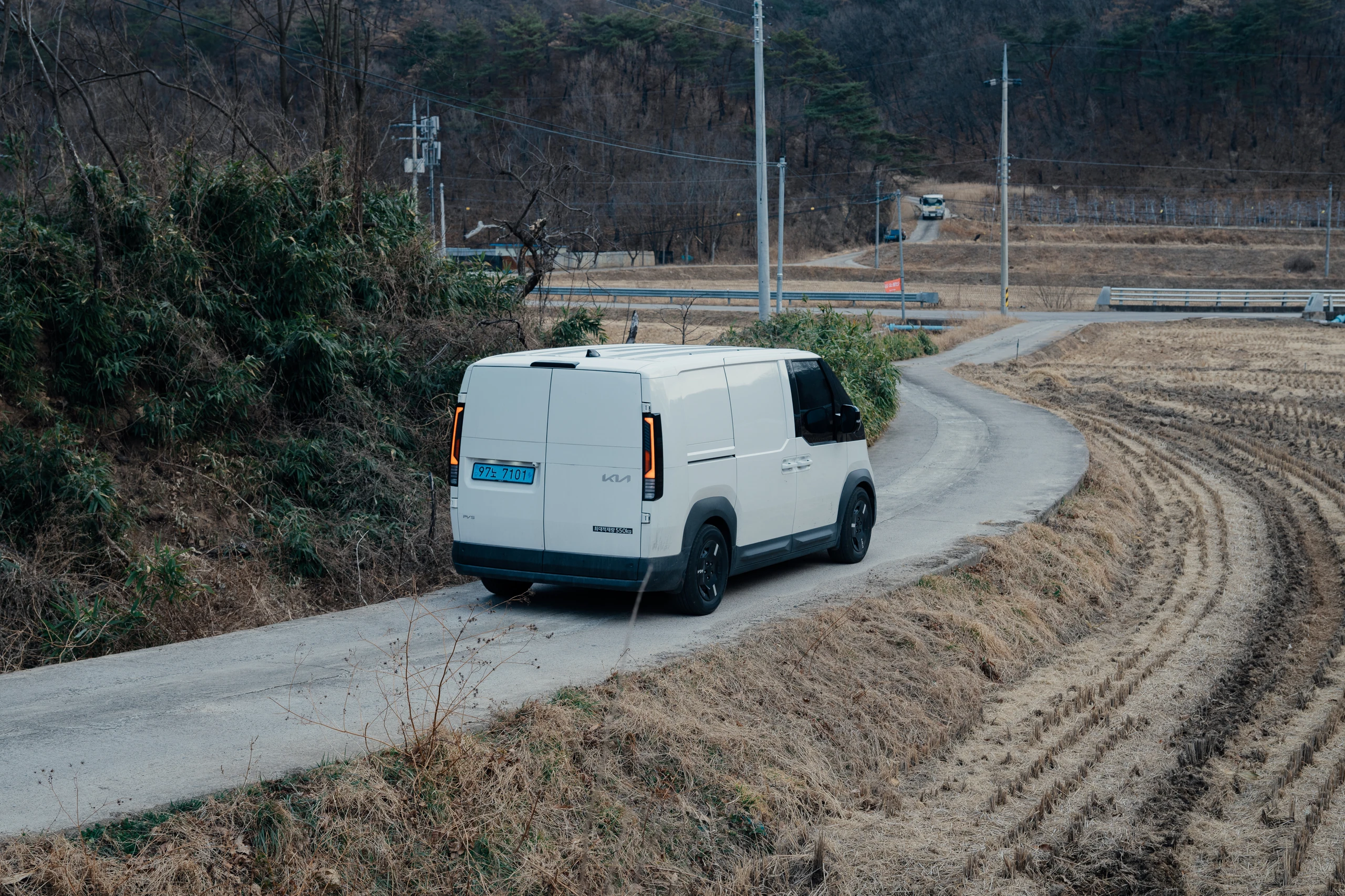 직배송 출발하는 차의 뒷모습