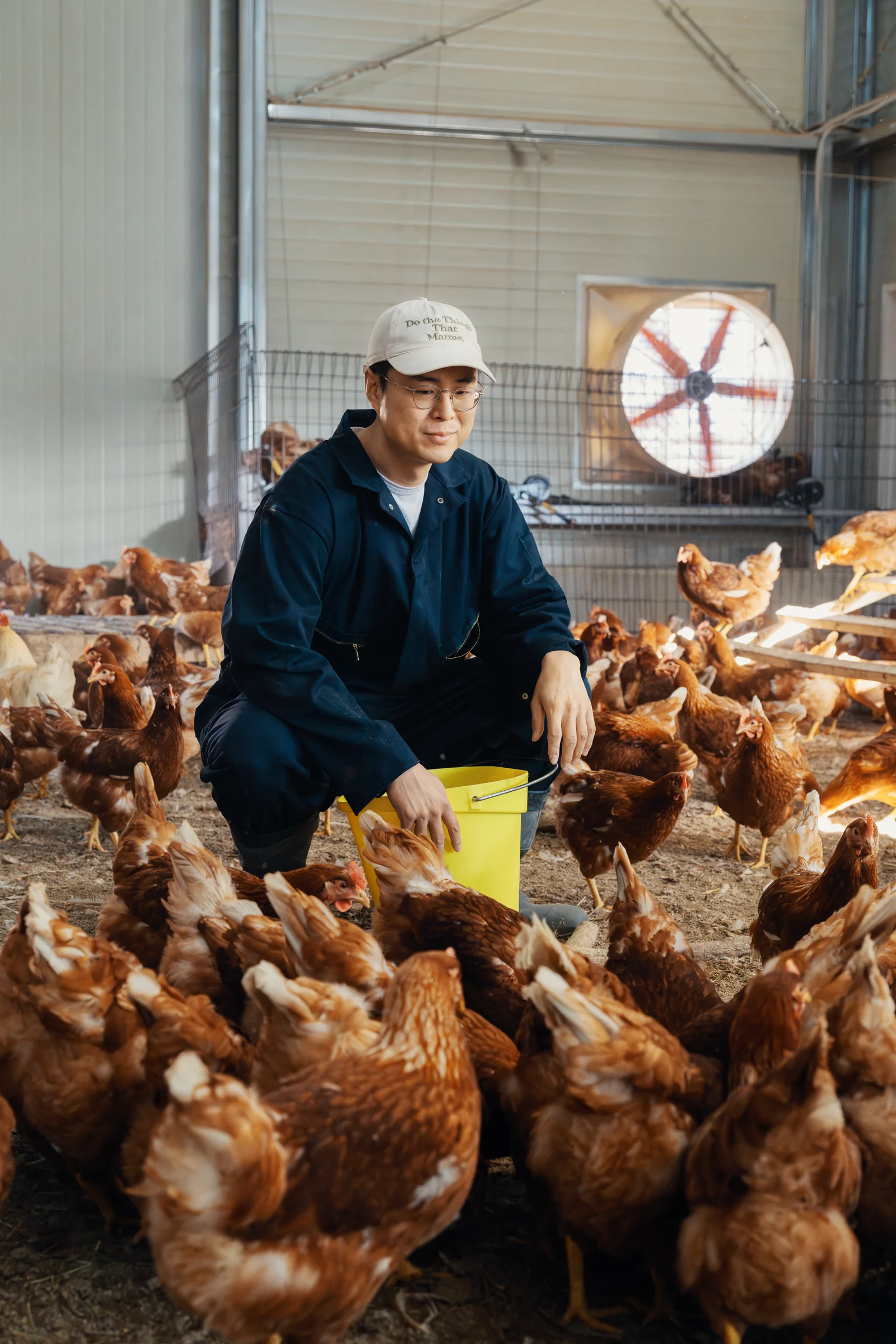김동빈 대표, 농장에서 발효사료를 배합하는 모습
